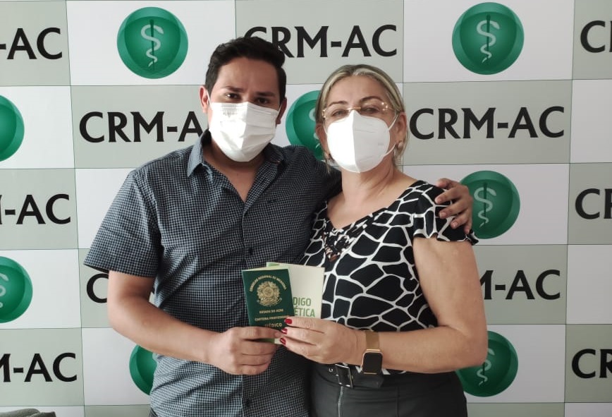 CRM entrega carteira profissional a médico do interior do Acre