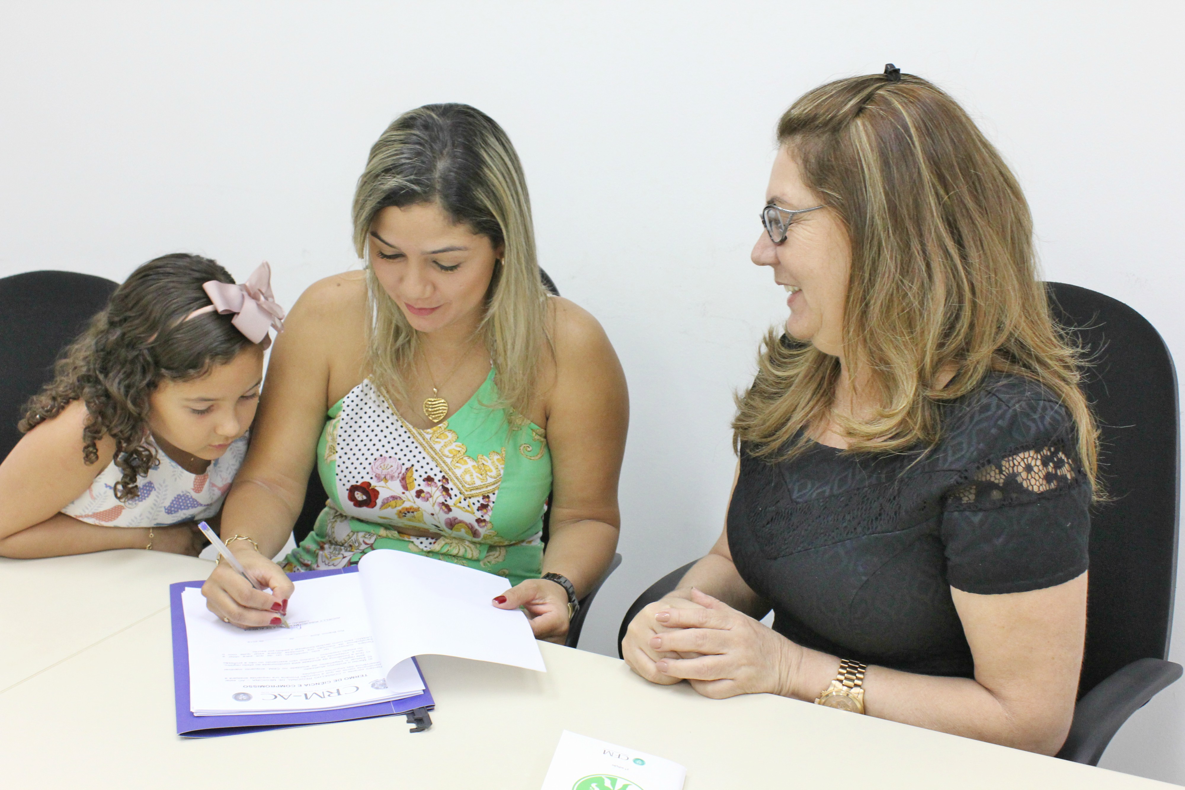 Médica Jucielly Ribeiro recebe registro no CRM-AC